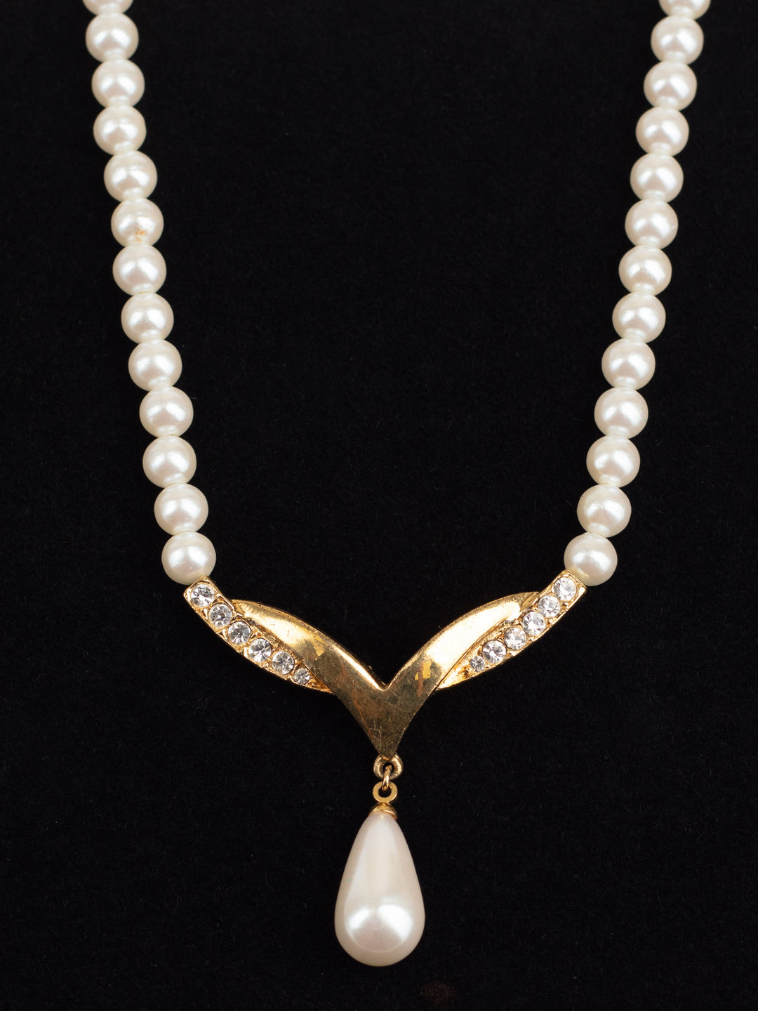 Vintage 80s Pearl Bead Necklace with Gold-Tone V Accent and Teardrop Pendant
