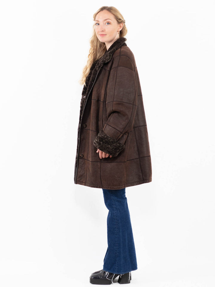 Vintage 90's Women Oversized Sheepskin Coat in Brown
