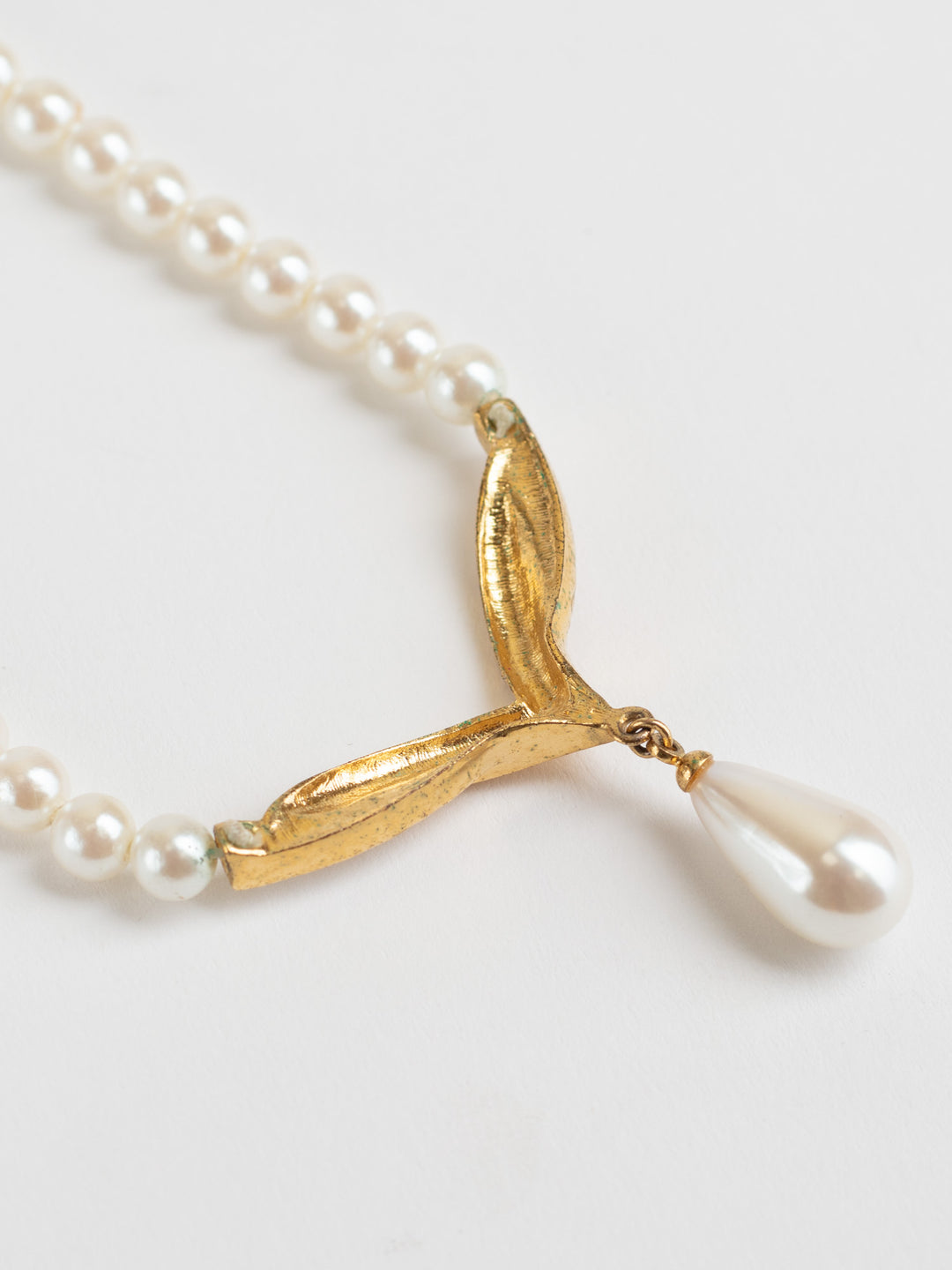 Vintage 80s Pearl Bead Necklace with Gold-Tone V Accent and Teardrop Pendant