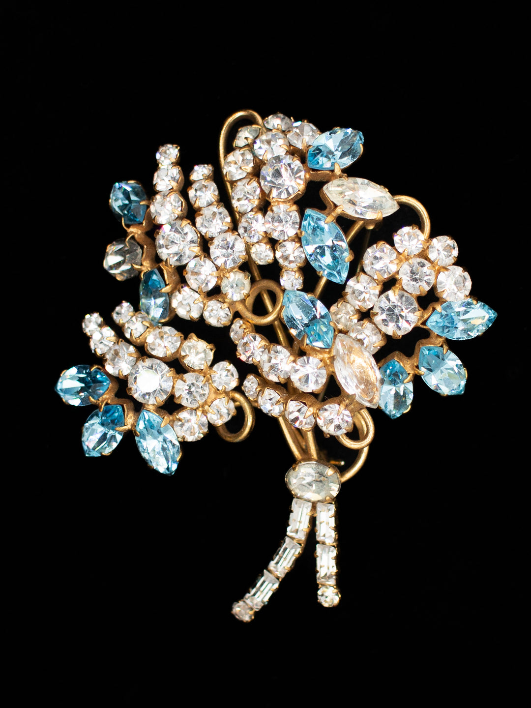 Vintage 60's Brooch in Gold