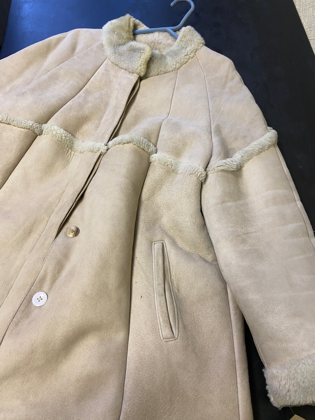 Vintage 80's Women Sheepskin Coat in BeigeA0916