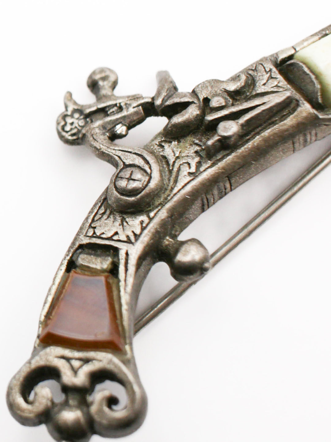 1930s Scottish Agate Gun Brooch – Antique Silver-Tone Pistol Pin