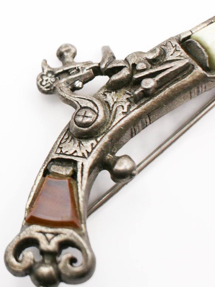 1930s Scottish Agate Gun Brooch – Antique Silver-Tone Pistol Pin