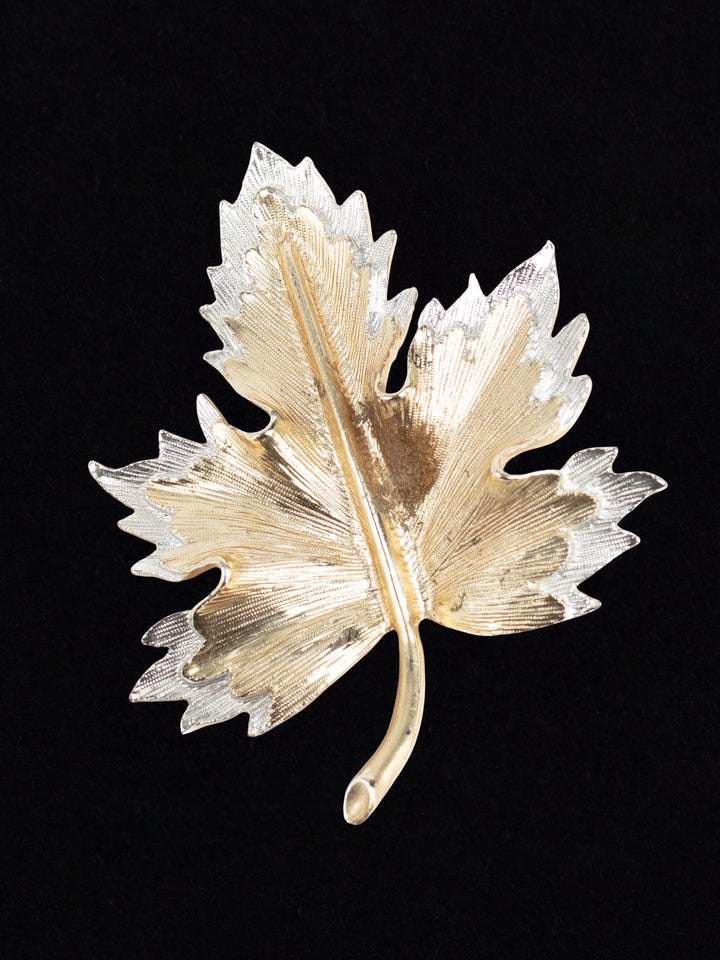 Vintage 70s SARAHCOV Gold-Tone Maple Leaf Brooch – Textured Two-Tone Statement Pin
