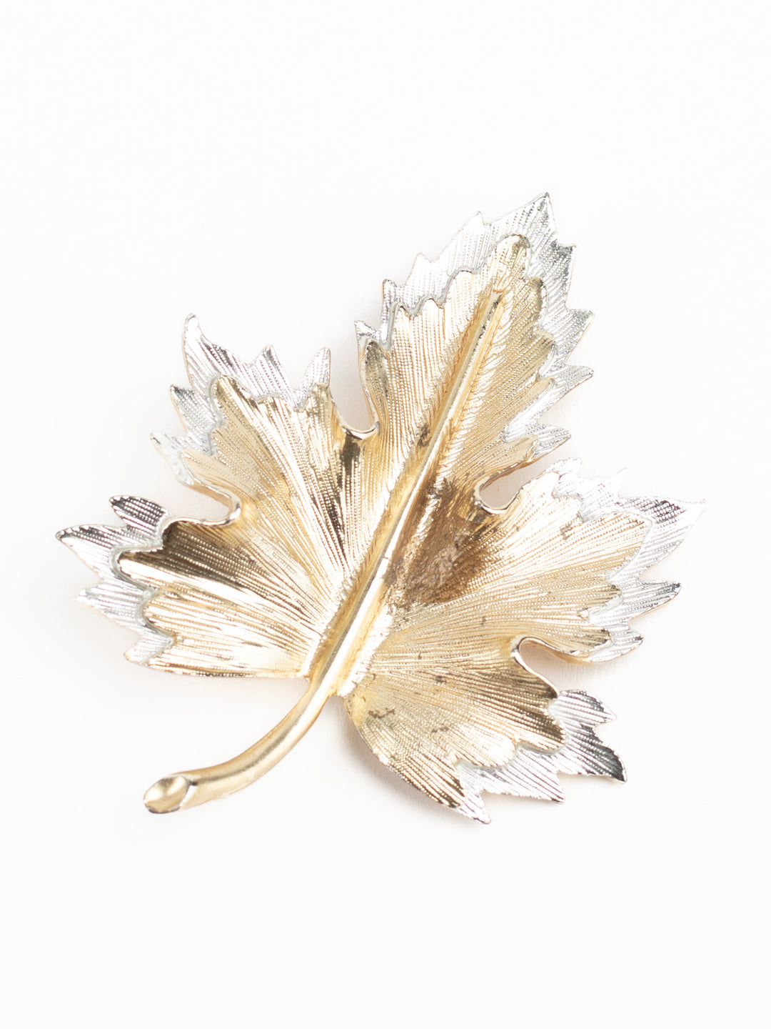 Vintage 70s SARAHCOV Gold-Tone Maple Leaf Brooch – Textured Two-Tone Statement Pin