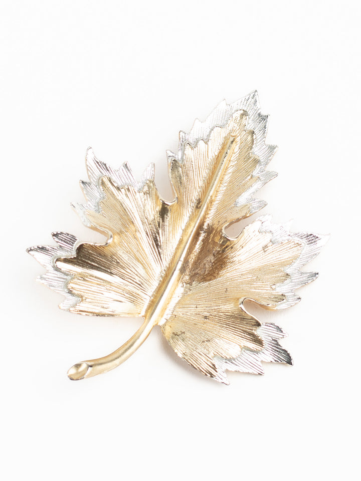 Vintage 70s SARAHCOV Gold-Tone Maple Leaf Brooch – Textured Two-Tone Statement Pin