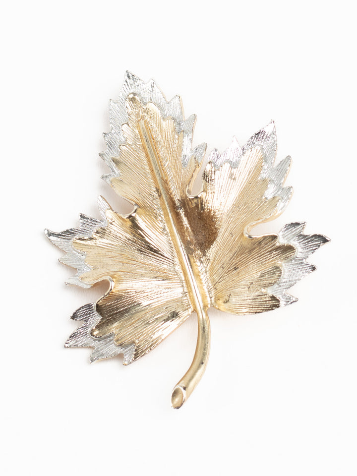 Vintage 70s SARAHCOV Gold-Tone Maple Leaf Brooch – Textured Two-Tone Statement Pin