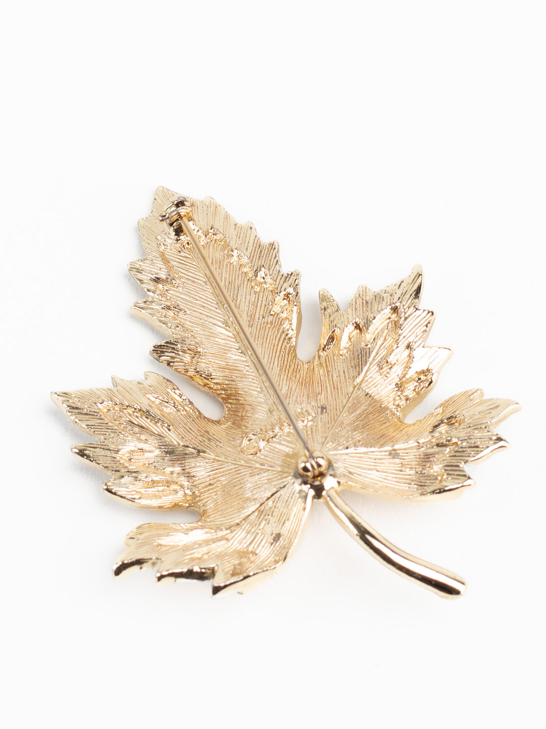 Vintage 70s SARAHCOV Gold-Tone Maple Leaf Brooch – Textured Two-Tone Statement Pin