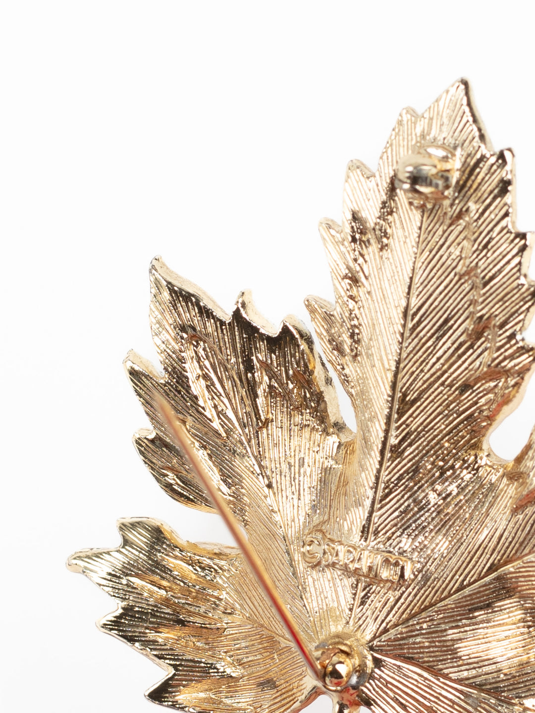 Vintage 70s SARAHCOV Gold-Tone Maple Leaf Brooch – Textured Two-Tone Statement Pin