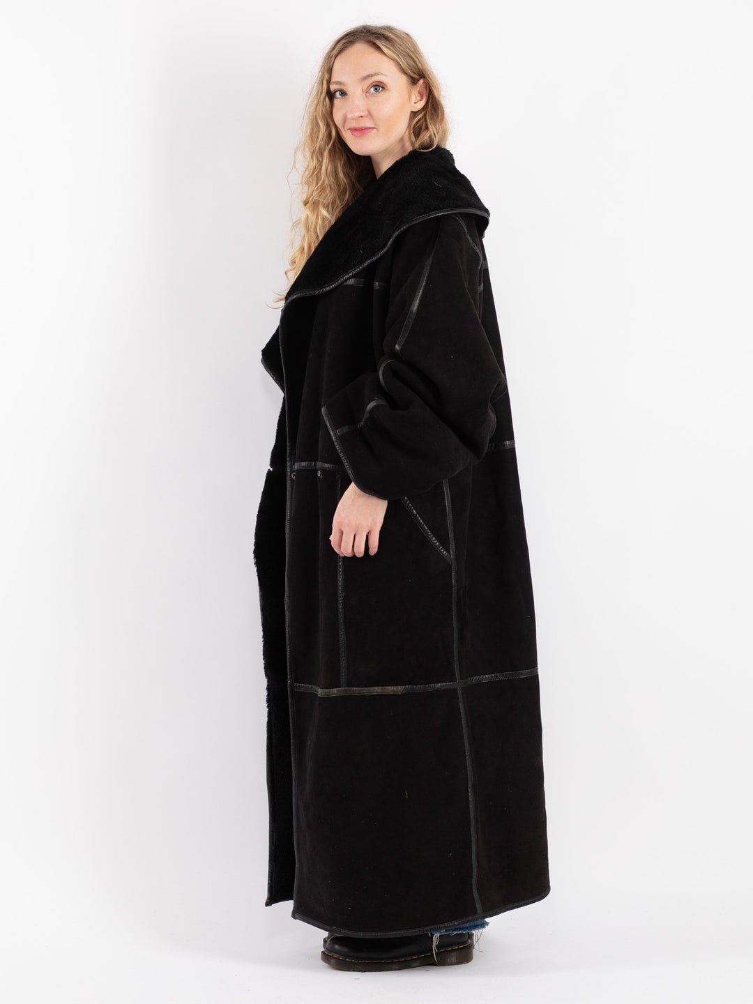 Vintage 80's Women Sheepskin Coat in Black