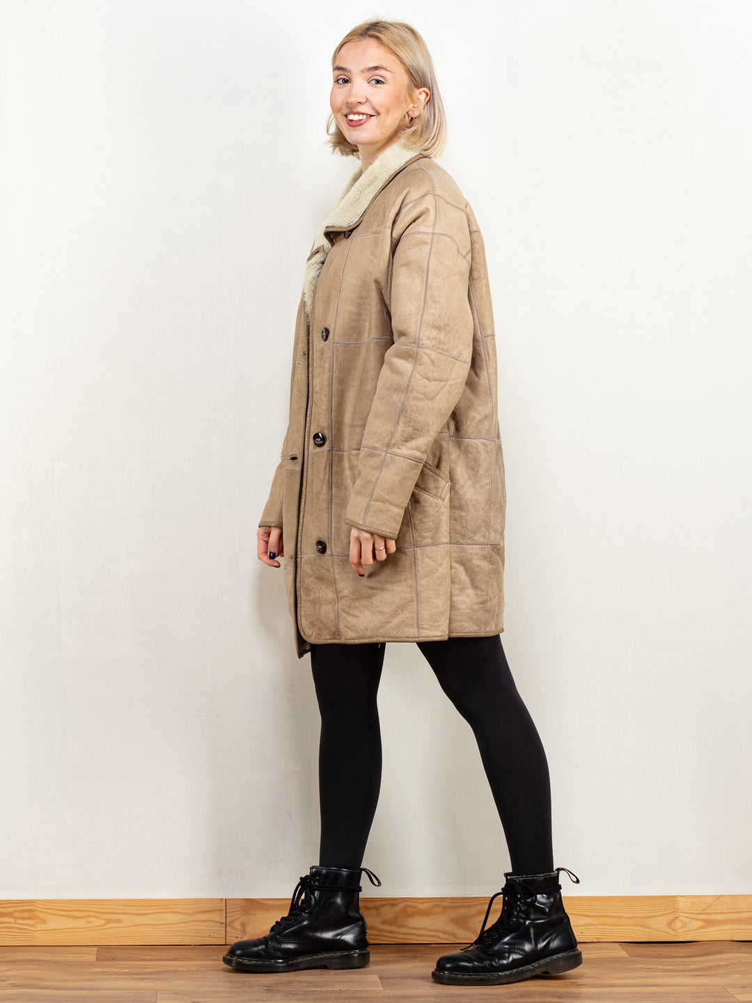 Vintage 90's Women Sheepskin Coat in Beige - NorthernGrip