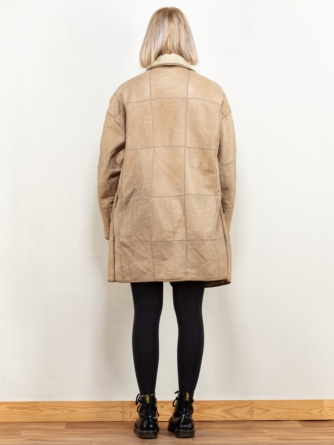 Vintage 90's Women Sheepskin Coat in Beige - NorthernGrip